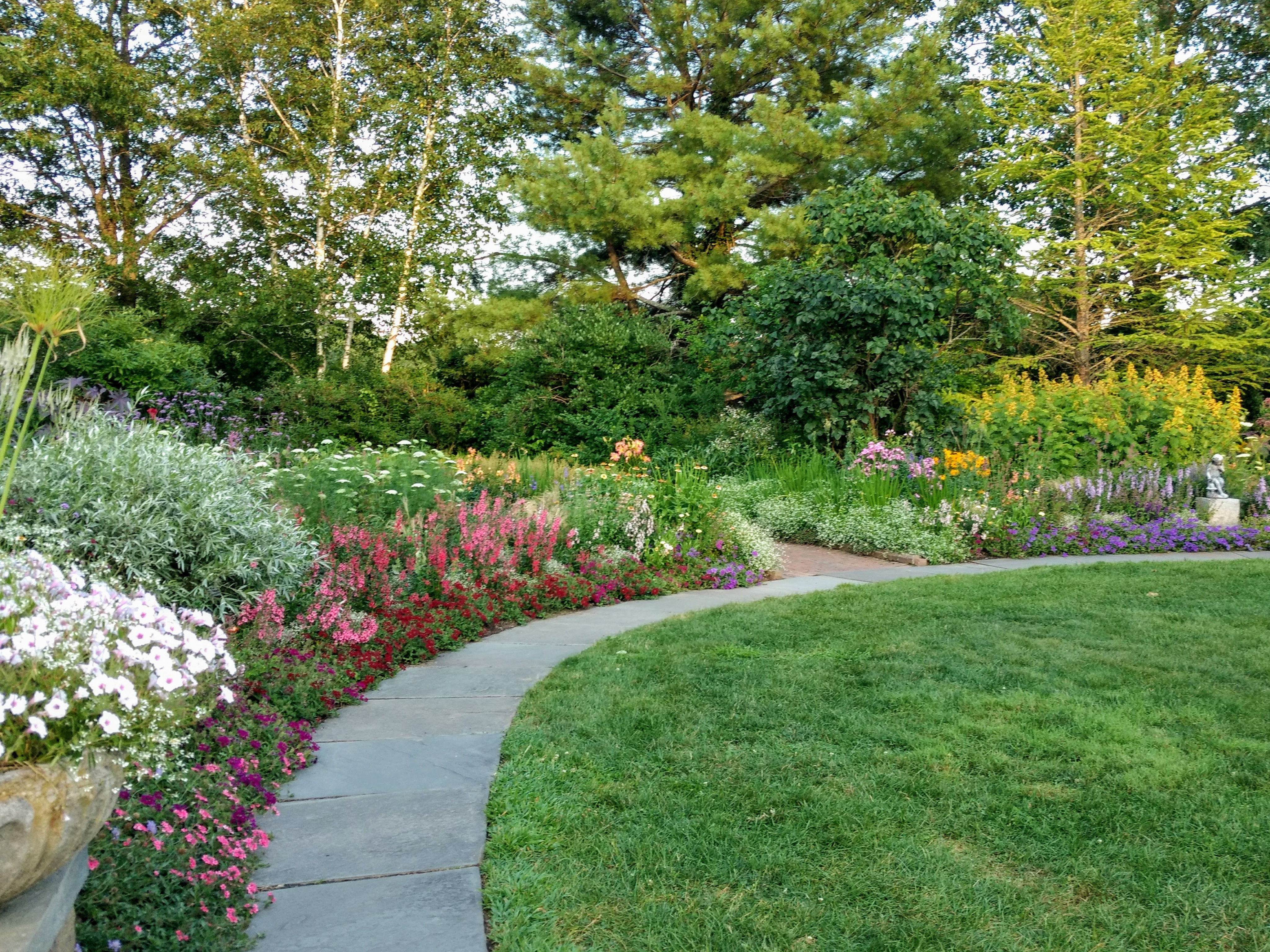 Благоустройство участка частного дома в Ярославле и Ярославской области